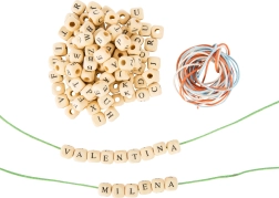 Drewniane nawlekane koraliki z literkami small foot – zestaw 300 szt.