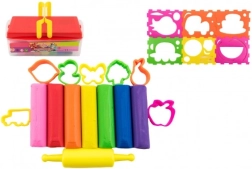 Zestaw kolorowych mas plastycznych z wykrawaczkami i wałkiem w plastikowym pudełku