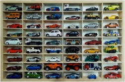 Drewniana półka na samochodziki z 54 przegródkami