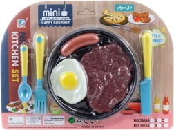 Zestaw plastikowego jedzenia z sztućcami i talerzykiem