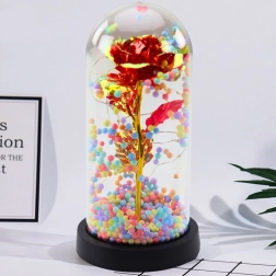 Wieczna róża w kopule z oświetleniem LED i kolorowymi kuleczkami czerwona