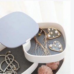 Biała wielopoziomowa szkatułka na biżuterię