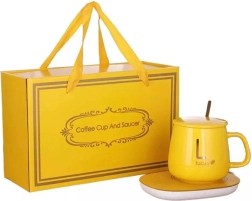 Elektryczny podgrzewacz napojów z żółtym kubkiem i łyżeczką