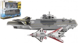 Lotniskowiec z modelami myśliwców