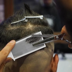 Profesjonalny biały grzebień fryzjerski do strzyżenia i cieniowania z ergonomiczną rączką