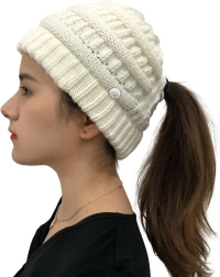 Zimowa czapka na kucyk – biała