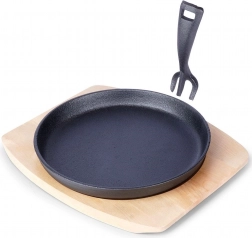 Żeliwna patelnia do serwowania z drewnianą deską 22 cm, zestaw 2‑częściowy
