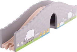 Drewniany most farmy dla kolejek