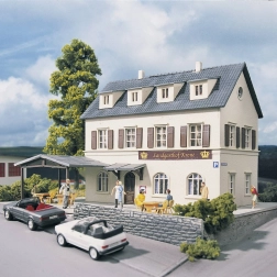 Piko Hobby wiejski zajazd Koruna H0 – zestaw do budowy