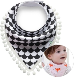 Dziecięca chustka z pomponami – biało‑czarny wzór