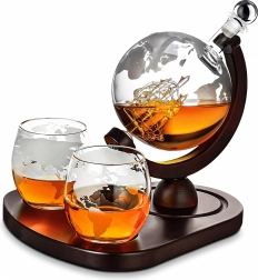 Zestaw upominkowy do whisky z karafą w kształcie globusa 850 ml i dwiema grawerowanymi szklankami