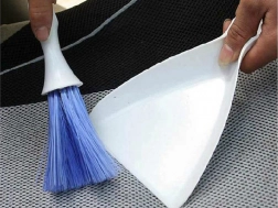 Mini zmiotka z szufelką do stołu, klawiatury i auta