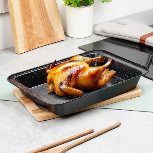 Wysokie ścianki dla większej pojemności i czystości piekarnika