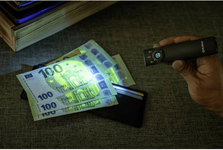 Światło UV do kontroli banknotów i dokumentów