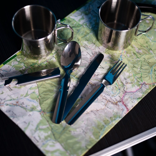 Wszystko pod ręką: łyżka, widelec, nóż i otwieracz