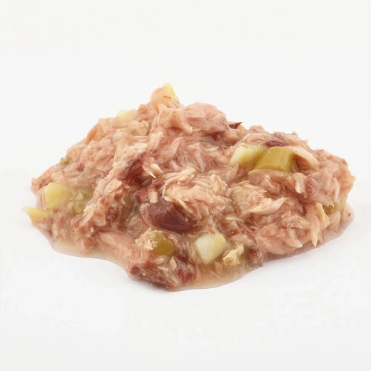 Soczysta tekstura z kawałkami tuńczyka