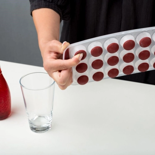 Łatwe wyjmowanie dzięki elastycznemu dnu