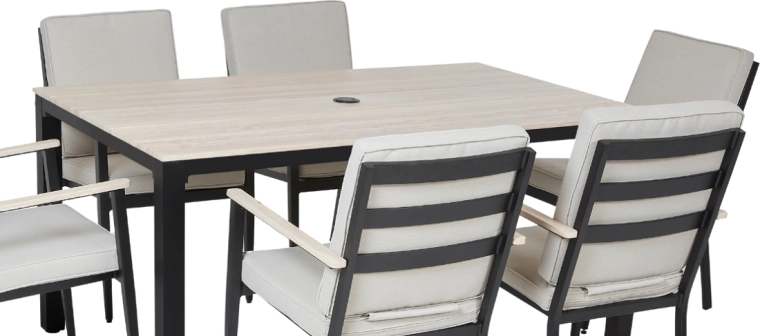 Funkcjonalny stół z otworem na parasol