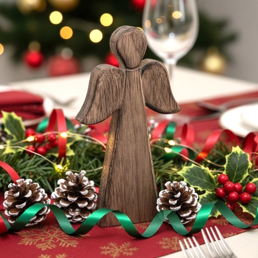 Świąteczna atmosfera na stole i na gzymsie kominka