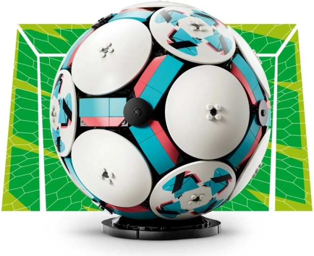 Stylowa ekspozycja z czarną podstawką