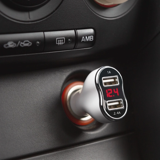 Adapter samochodowy do gniazda zapalniczki z dwoma portami USB oraz pomiarem napięcia i natężenia prądu, biały