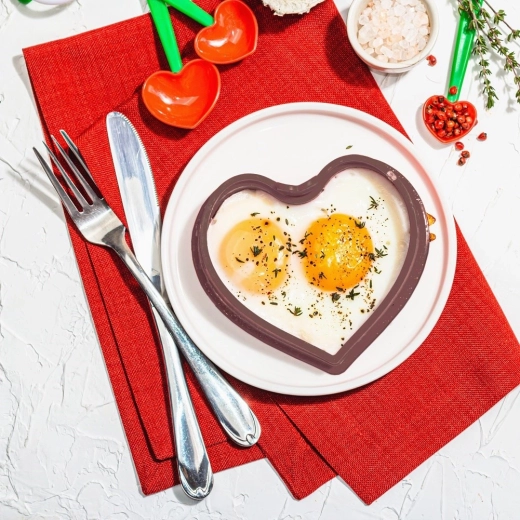 Idealnie uformowane jajka i placuszki