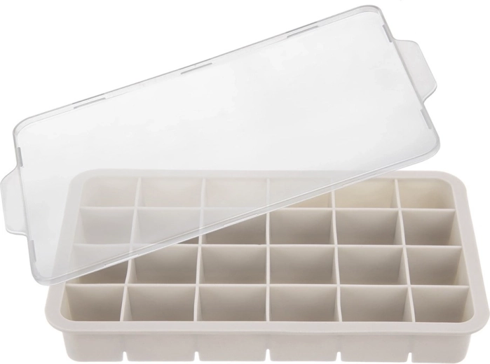 Do 24 równych kostek lodu