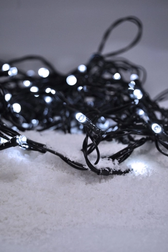 100 LED w zimnej bieli do efektownej dekoracji