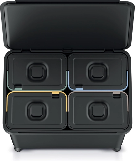 Cztery wyjmowane pojemniki z kolorowym oznaczeniem