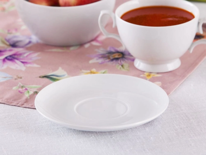 Elegancka biała porcelana o wysokim połysku