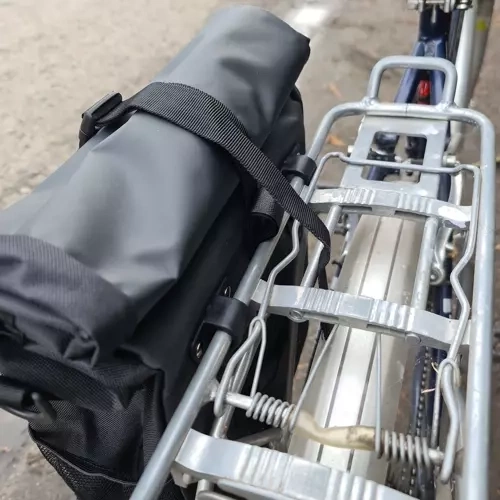 Stabilne mocowanie na tylnym bagażniku