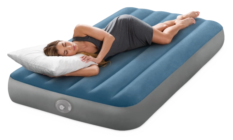 Przyjemna welurowa powierzchnia i niski profil