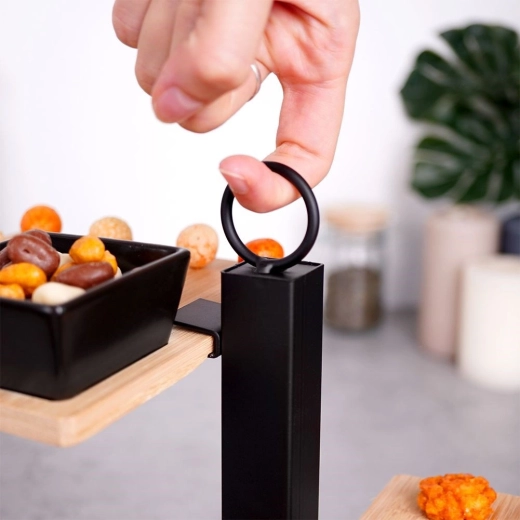 Stabilna metalowa konstrukcja z praktycznym uchwytem