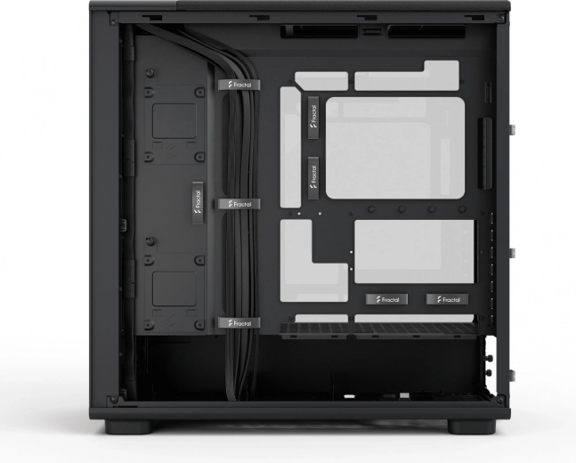 Czyste okablowanie i przestronne chassis