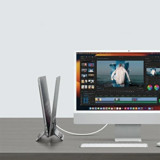 Oszczędność miejsca i uporządkowane biurko