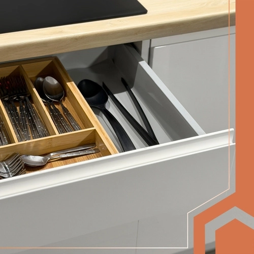 Porządek w szufladach i organizacja sztućców