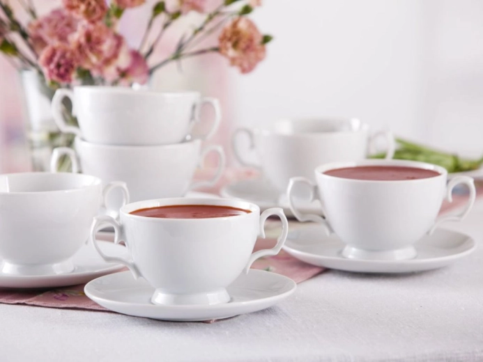Ponadczasowa biała porcelana do eleganckiego serwowania
