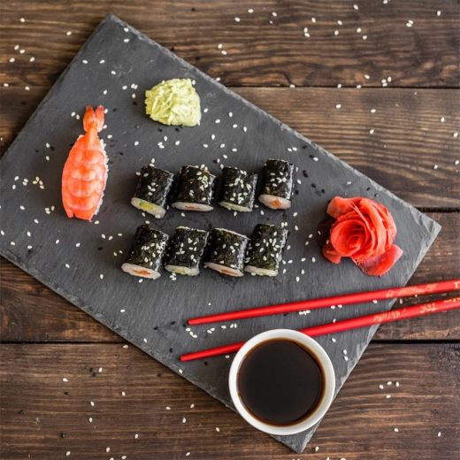 Utrzymuje ciepłe i zimne potrawy