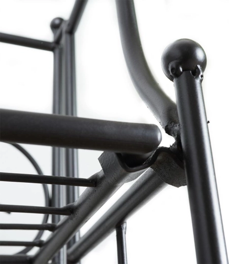 Solidna metalowa konstrukcja z matowym wykończeniem