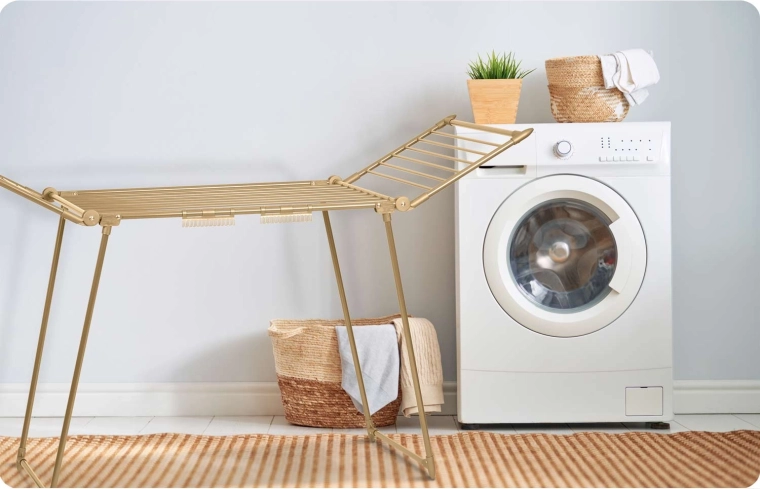 Stabilna metalowa konstrukcja ze złotym wykończeniem