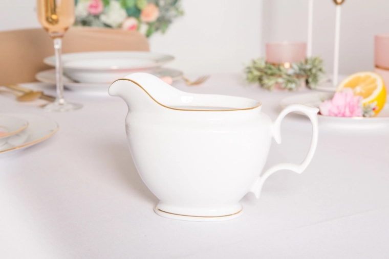 Ponadczasowa biała porcelanowa elegancja