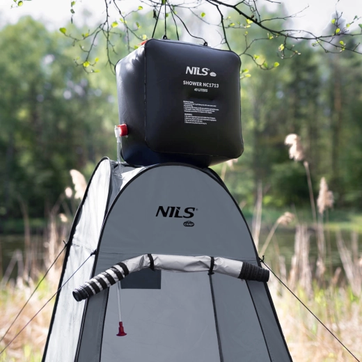 Gotowa na prysznic na zewnątrz