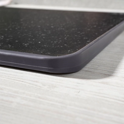 Antypoślizgowe krawędzie dla bezpiecznego krojenia