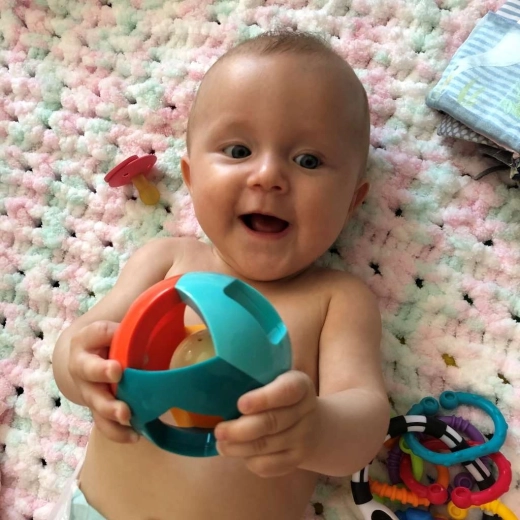 Zabawne grzechotanie i stymulacja zmysłów