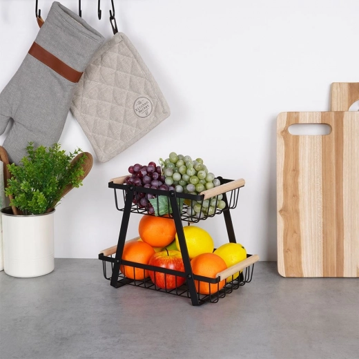 Wytrzymała metalowa konstrukcja z drewnianymi uchwytami