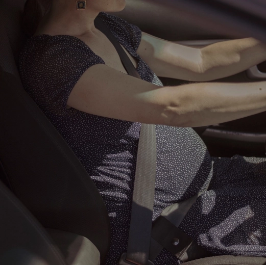 Bezpieczne prowadzenie pasa poza brzuszek