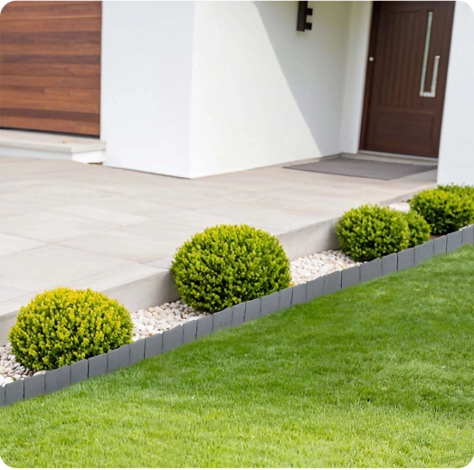 Czyste oddzielenie trawnika i żwiru