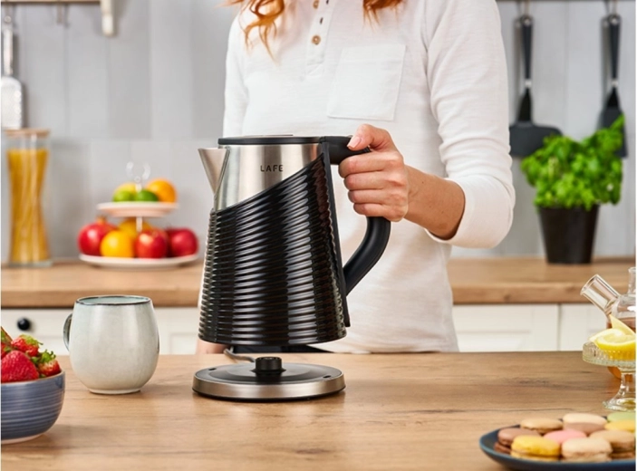 Wygodne nalewanie i obrotowa podstawa 360°