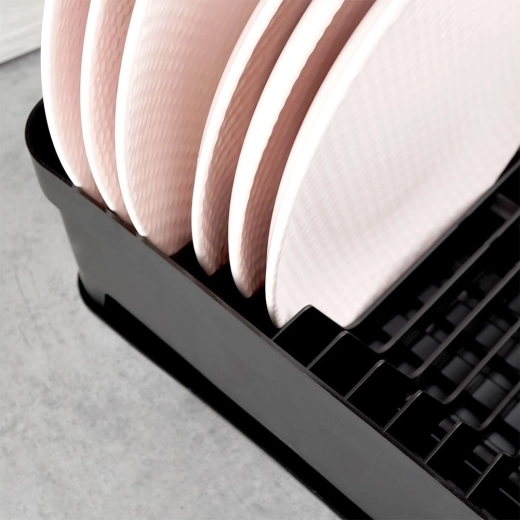 Miejsce na do 11 talerzy oraz przestrzeń na kubki