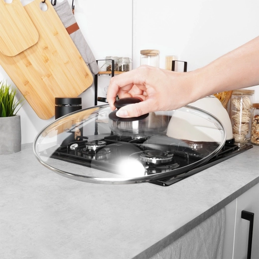 Wytrzymały stalowy rant i pewny chwyt